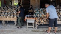 Wisatawan memilih-milih ikan asin kering untuk cinderamata di Pagimana, Banggai, Sulawesi Tengah, Jumat (25/8/2023).