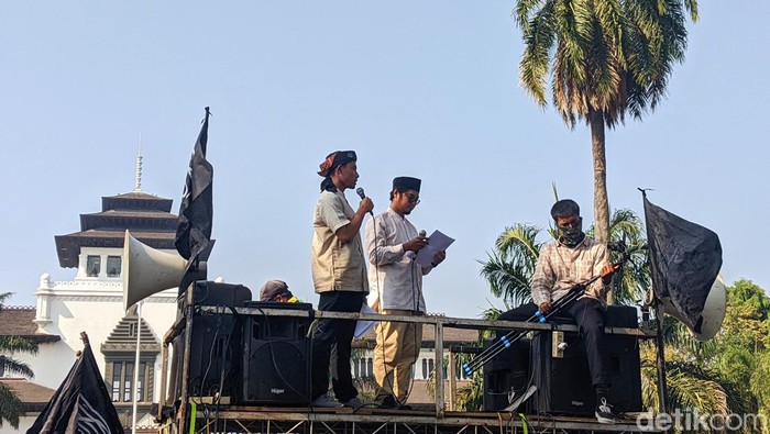 Demo tolak pembangunan Sukarno di Bandung.