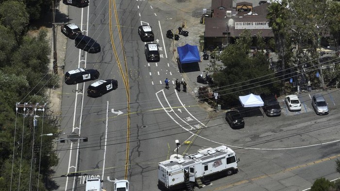 Dor! Penembakan Massal di California Tewaskan 3 Orang Law enforcement personnel stage at the scene of a mass shooting at Cook's Corner, Thursday, Aug. 24, 2023, in Trabuco Canyon, Calif. (AP Photo/Jae C. Hong)