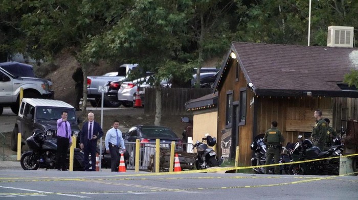 Dor! Penembakan Massal di California Tewaskan 3 Orang Detectives look at motorcycles that remain parked at Cook's Corner, the scene of a mass shooting Thursday, Aug. 24, 2023, in Trabuco Canyon, Calif. Authorities say the retired police officer who opened fire at a popular Southern California bar entered and first shot his estranged wife and her dinner companion before firing at random. (AP Photo/Damian Dovarganes)