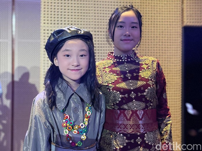 Duo kakak beradik, Catherine Liu (10 tahun) dan Michelle Liu (14 tahun), yang menjadi desainer termuda akan menampilkan koleksinya di Paris.