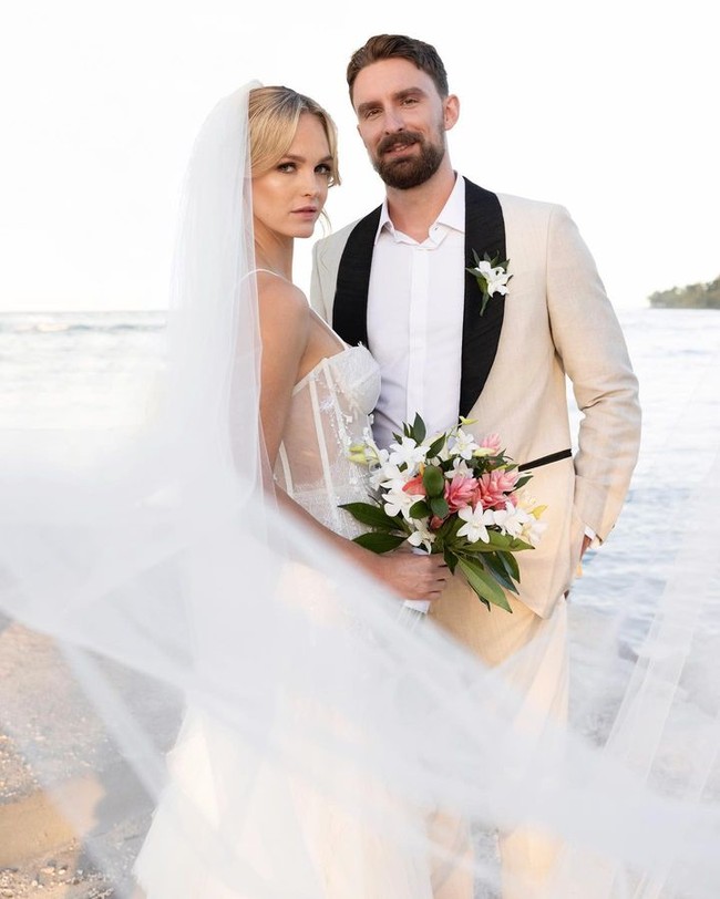 Selain membangun studio Pilates, awal tahun ini Erin diketahui telah menikah dengan Karol Kocemba. Tidak banyak informasi mengenai pernikahan mereka karena wanita tersebut kini tidak banyak membagi tentang kisah hidupnya. Foto: Instagram @erinheathertonlegit