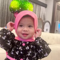 Pose Ameena membuat orang sekitarnya tertawa. Ameena pun berpose sambil memegang hijabnya. Foto: Dok. Instagram @aurelie.hermansyah.