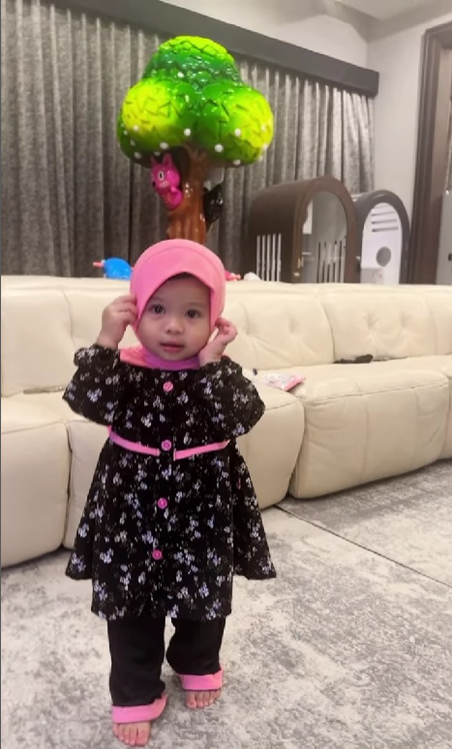 Unggahan video penampilan Ameena yang lucu dan menggemaskan saat belajar pakai hijab mendapatkan banjir komentar dari warganet. Ih udah bisa jawab masya Allah👶🏻🤏🏻, ucap @wardahmaulina_. Masya Allah kelihatan sudah gede banget ya kak Na gemeeees 🥰🥰🥰🥰, ujar akun @sulistianani. Masya Allah tabarakallah Kaka. Na .😍😍 sampai gak berasa nonton terus berulang-ulang, kagum akun @irmayusnita. Foto: Dok. Instagram @aurelie.hermansyah.