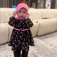 Unggahan video penampilan Ameena yang lucu dan menggemaskan saat belajar pakai hijab mendapatkan banjir komentar dari warganet. Ih udah bisa jawab masya Allah👶🏻🤏🏻, ucap @wardahmaulina_. Masya Allah kelihatan sudah gede banget ya kak Na gemeeees 🥰🥰🥰🥰, ujar akun @sulistianani. Masya Allah tabarakallah Kaka. Na .😍😍 sampai gak berasa nonton terus berulang-ulang, kagum akun @irmayusnita. Foto: Dok. Instagram @aurelie.hermansyah.