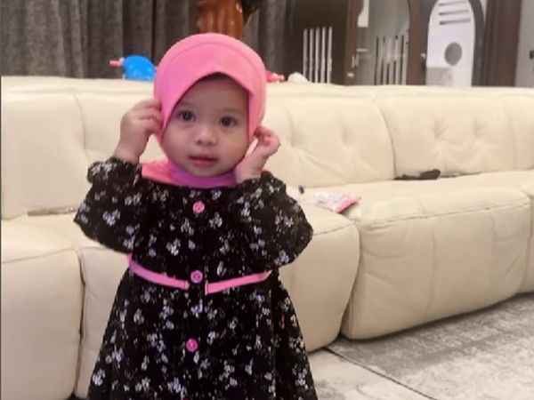 7 Foto Gemas Ameena, Anak Atta Halilintar Belajar Pakai Hijab Sejak Balita