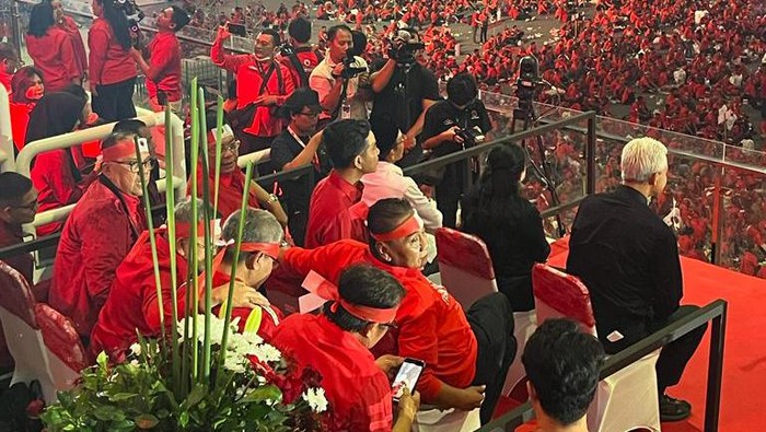 PDIP menggelar apel siapa pemenang Pemilu dan Pilpres 2024 di Semarang, Jawa Tengah (Jateng). Bakal capres PDIP Ganjar Pranowo hadir bersama Ketua DPP PDIP Puan Maharani.