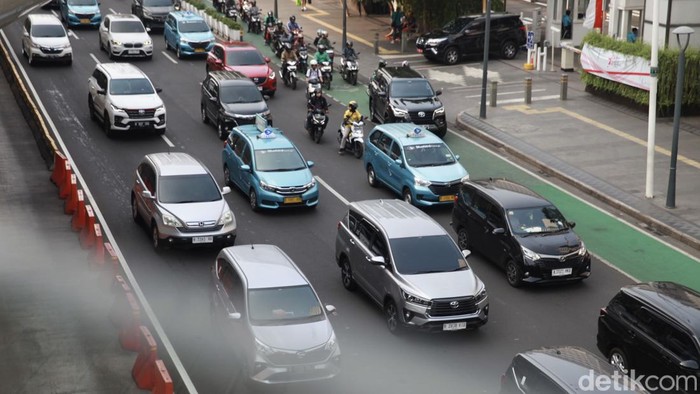 Gegara Polusi, Ganjil Genap di Jakarta Disarankan 24 Jam Sejumlah kendaraan melintas di kawasan Asean, Jakarta, Jumat (25/8/2023).