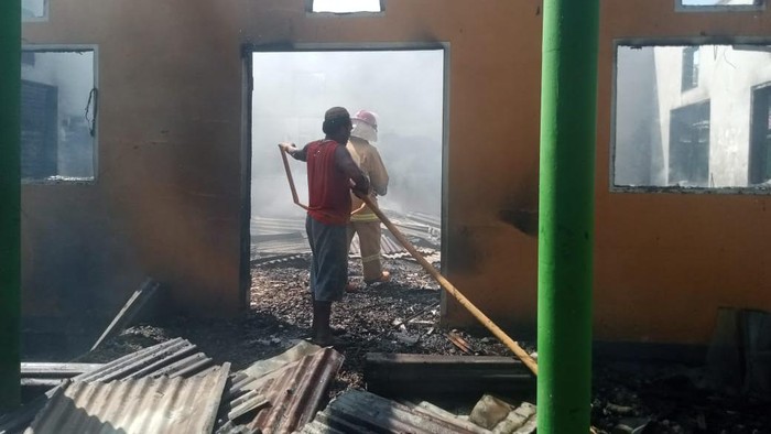 Kebakaran melanda rumah dan perpustakaan SDN 1 Atinggola di Kabupaten Gorontalo Utara, Provinsi Gorontalo.