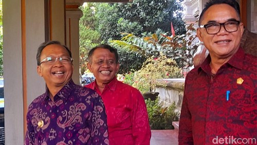 Gubernur Bali Wayan Koster (kiri) bersama Ketua DPRD Bali I Nyoman Adi Wiryatama (kanan) di kantor DPRD Provinsi Bali.