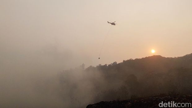 Helikopter Water Bombing Atasi Kebakaran TPA Sarimukti