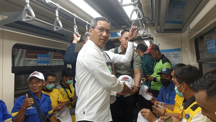 Heru Budi ajak pasukan oranye hingga hijau Jakarta jajal LRT Jabodebek (Tiara/detikcom)