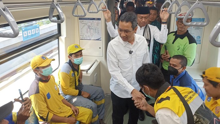 Heru Budi ajak pasukan oranye hingga hijau Jakarta jajal LRT Jabodebek (Tiara/detikcom)