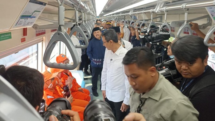 Heru Budi ajak pasukan oranye hingga hijau Jakarta jajal LRT Jabodebek (Tiara/detikcom)