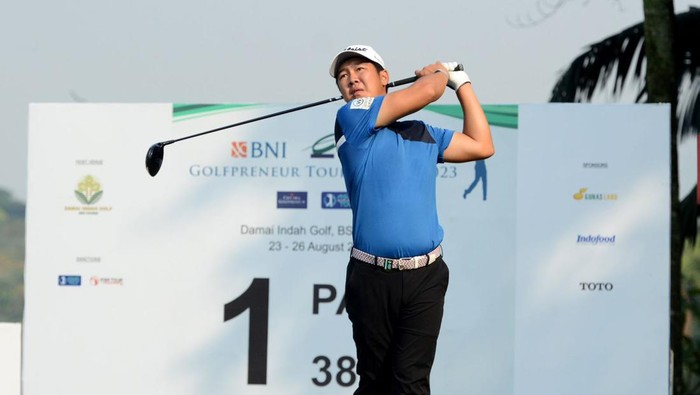 Persaingan makin sengit memasuki hari ketiga BNI Ciputra Golfpreneur Tournament 2023. Kali ini giliran pegolf Taiwan Ho Yu-cheng yang menguasai puncak klasemen.