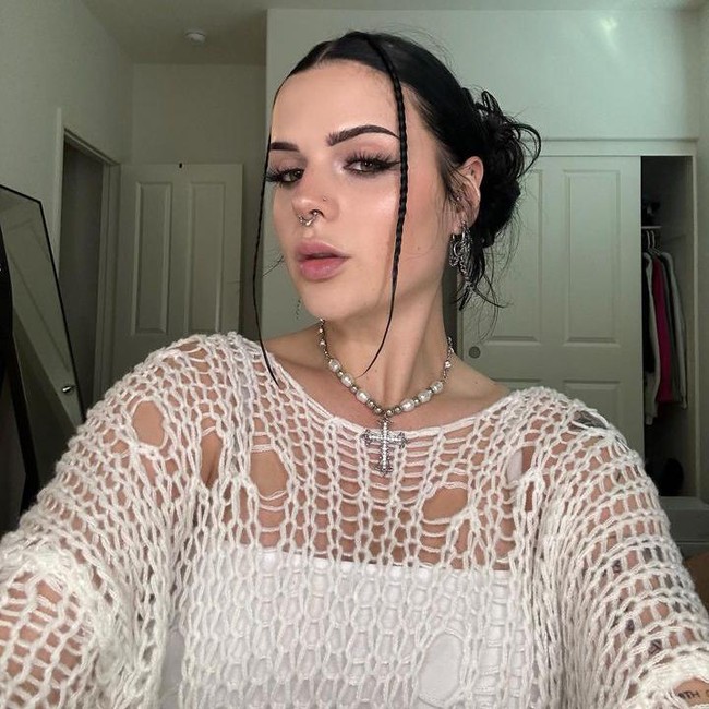 Hope Schwing mengungkap curhatnya yang sulit dapat pasangan. Wanita itu menyalahkan penampilannya yang cantik dan seksi. Pernyataannya jadi perhatian netizen. Foto: Instagram Hope Schwing