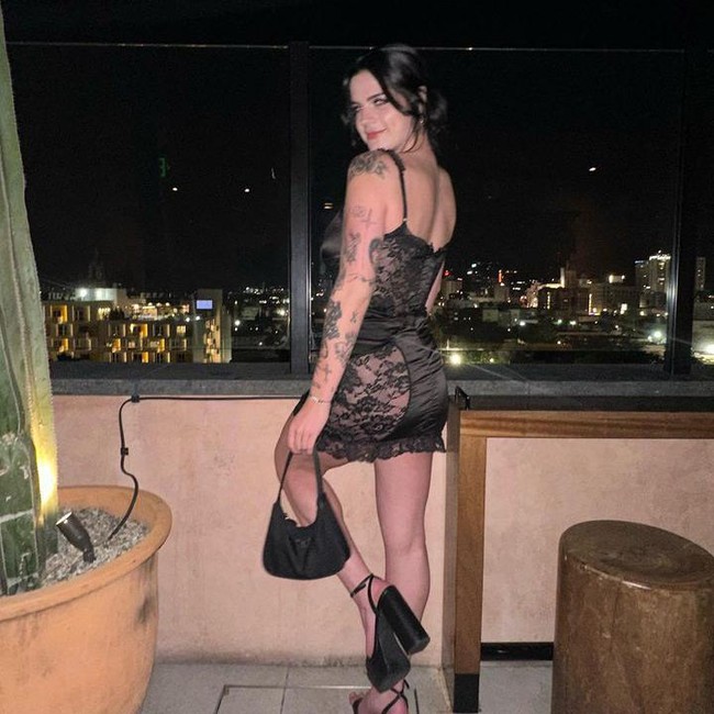 Itu adalah karunia dan kutukan, babe, Aku meyakinkan diriku sendiri ini adalah alasan mengapa aku single, tulis netizen. Foto: Instagram Hope Schwing