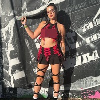 Menjadi sangat hot sejujurnya adalah sebuah kutukan. Tidak ada yang bicara tentang betapa sulitnya untuk jadi benar-benar seksi hingga kamu tidak bisa dapat pacar karena semua pria benar-benar takut dan terintimidai olehmu, katanya di TikTok. Foto: Instagram Hope Schwing