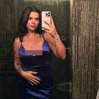 Selebgram asal AS ini merasa dirinya terlalu hot karena itu pria sulit mengajaknya kencan. Ia menganggap jika mereka terintimasi dengan penampilannya karena itu tidak berani mendekati. Foto: Instagram Hope Schwing