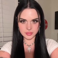 Hope sendiri mengaku bahwa pernyataannya hanya bercanda. Ia mengatakan demikian karena melihat banyaknya curhatan model dan influencer yang merasa dihukum karena terlalu cantik hingga diblokir di situs kencan. Foto: Instagram Hope Schwing