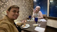 Di Instagram keduanya, Indra Bekti dan Aldilla Jelita sering membagi kan momen saat kulineran romantis berdua. Seperti momen makan malam di hotel berbintang ini. Foto: Instagram @indrabekti