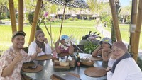 Tak hanya berdua, ada juga momen kulineran saat mereka mengajak buah hati mereka. Seperti pada momen ini ketika mereka mampir ke restoran di Bali dengan pemandangan sawah.  Foto: Instagram @indrabekti