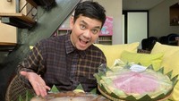 Kabar tersebut pun disambut bahagia oleh keluarga dan sahabat mereka. Mengingat keduanya memang dikenal sebagai pasangan yang selalu menghabiskan waktu bersama. Foto: Instagram @indrabekti