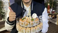 Tak hanya puding buah, Indra Bekti juga mendapatkan kejutan berupa sushi yang ditata seperti kue ulang tahun tingkat dua.  Foto: Instagram @indrabekti