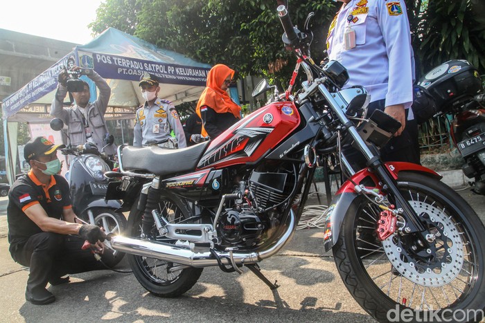 Uji coba tilang emisi berlaku mulai hari ini di lima titik di DKI Jakarta. Seperti ini suasana uji coba tilang emisi di Blok M.