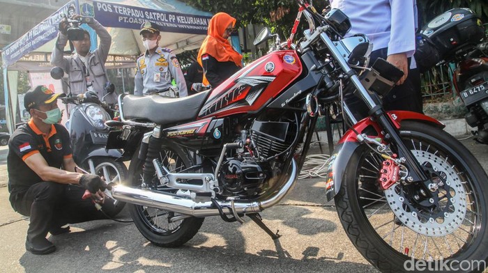 Ingat! Hari Ini Berlaku Uji Coba Tilang Emisi di Jakarta Uji coba tilang emisi berlaku mulai hari ini di lima titik di DKI Jakarta. Seperti ini suasana uji coba tilang emisi di Blok M.