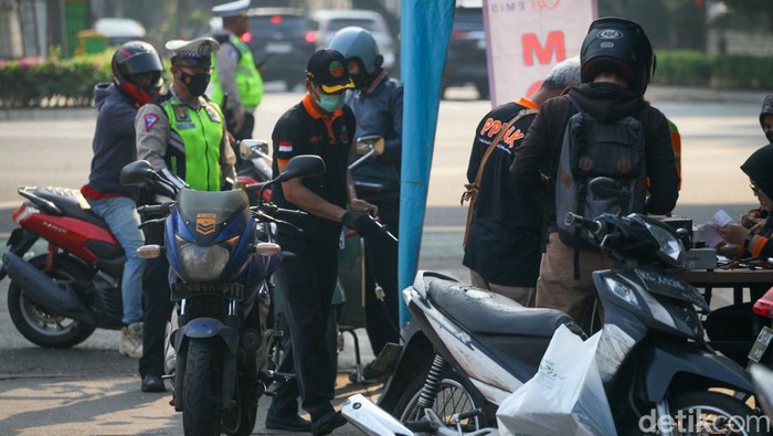 Uji coba tilang emisi berlaku mulai hari ini di lima titik di DKI Jakarta. Seperti ini suasana uji coba tilang emisi di Blok M.