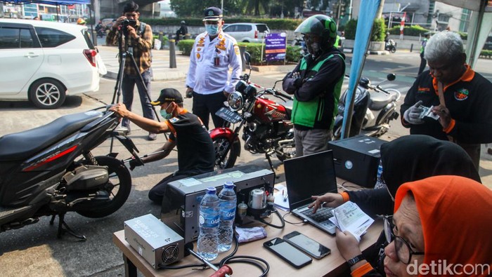 Uji coba tilang emisi berlaku mulai hari ini di lima titik di DKI Jakarta. Seperti ini suasana uji coba tilang emisi di Blok M.