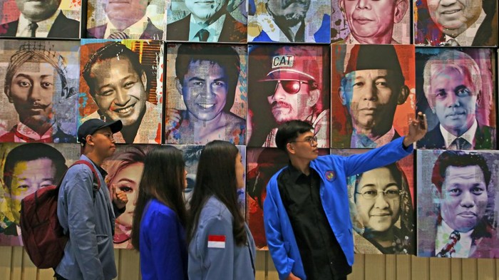 Instagramble, Ini Spot Foto Baru di Bandara Soekarno-Hatta Penumpang berpose dengan latar belakang lukisan foto tokoh dan publik figur setibanya di Terminal 3 Kedatangan, Bandara Soekarno Hatta, Tangerang, Banten, Kamis (24/8/2023). Lukisan foto bergambar sejumlah pahlawan nasional, tokoh bangsa hingga publik figur tersebut menjadi spot foto baru untuk para penumpang pesawat setibanya di Bandara Soekarno Hatta. ANTARA FOTO/Muhammad Iqbal/rwa.