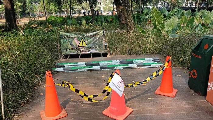 Jembatan kayu Tebet Eco Park ditutup untuk diperbaiki (Adrial/detikcom)