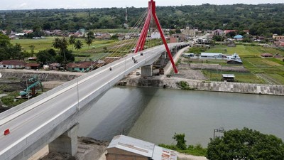 Jokowi Satukan Pulau Samosir dan Sumatera Lewat Jembatan Merah