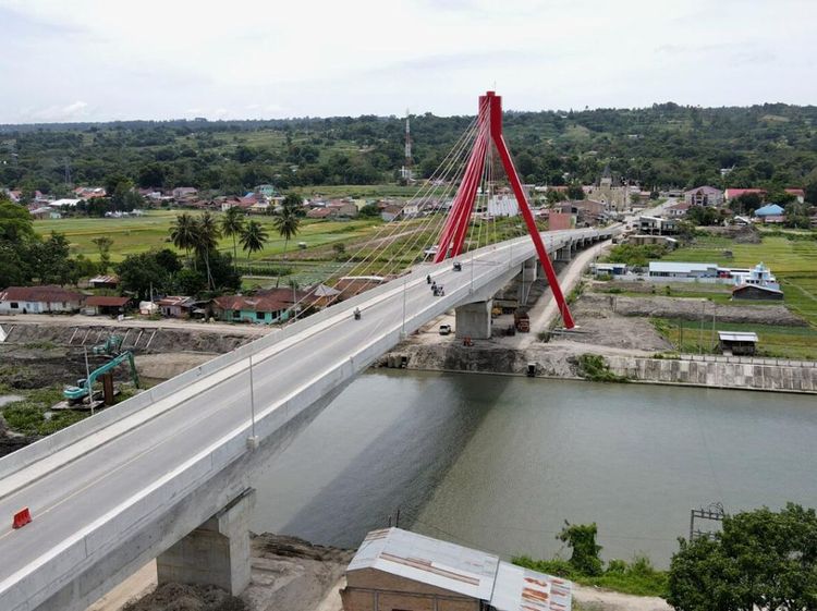 Jokowi Satukan Pulau Samosir dan Sumatera Lewat Jembatan Merah