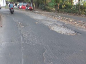 Masih Banyak Lubang di Jl Pala Raya Pamulang, Kelanjutan Perbaikan Dinanti