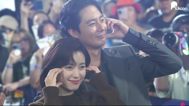 Jo In Sung dan Han Hyo Joo terpaut enam tahun. Di mana sang aktor berusia 42 tahun sedangkan sang aktris kini 36 tahun.Foto: Instagram