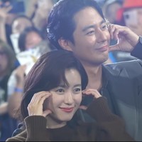 Jo In Sung dan Han Hyo Joo terpaut enam tahun. Di mana sang aktor berusia 42 tahun sedangkan sang aktris kini 36 tahun.Foto: Instagram