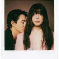 “Kamu terlalu cantik sehingga kamu harus dipenjara. Kecantikanmu mengganggu,” “Tunggu, itu suara sirene. Mereka di sini untuk menangkapmu!” ujar Jo In Sung melontarkan gombalannya kepada Han Hyo Joo.Foto: Instagram