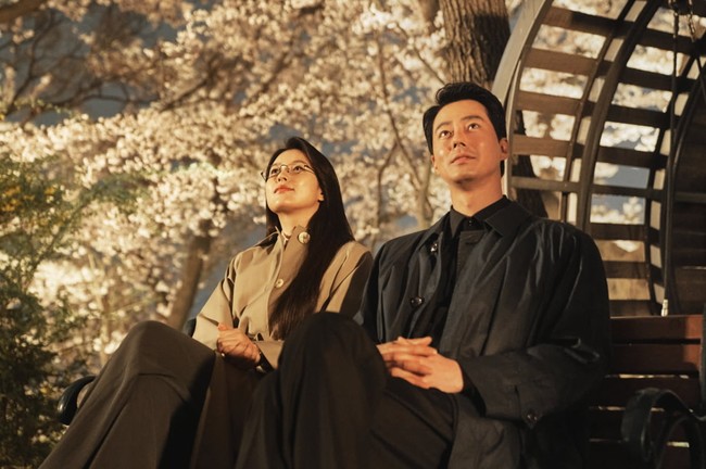 Alur cerita Moving mengungkap Jo In Sung dan Han Hyo Joo sebagai dua superhero yang mewarisi kekuatan super kepada putranya. Keduanya pun disebut sebagai “papa mama” oleh penggemar.Foto: Instagram