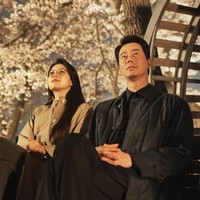 Alur cerita Moving mengungkap Jo In Sung dan Han Hyo Joo sebagai dua superhero yang mewarisi kekuatan super kepada putranya. Keduanya pun disebut sebagai “papa mama” oleh penggemar.Foto: Instagram