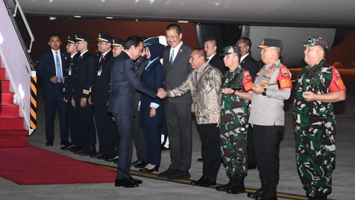 Jokowi tiba di Bandara Kualanamu. (Kris/Biro Pers Sekretariat Presiden)
