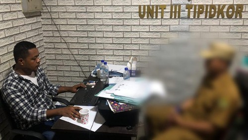 Penyidik Tipikor Polres Manggarai Barat saat melakukan pemeriksaan terhadap Kepala Desa Golo Bilas usai terjaring OTT pungli.