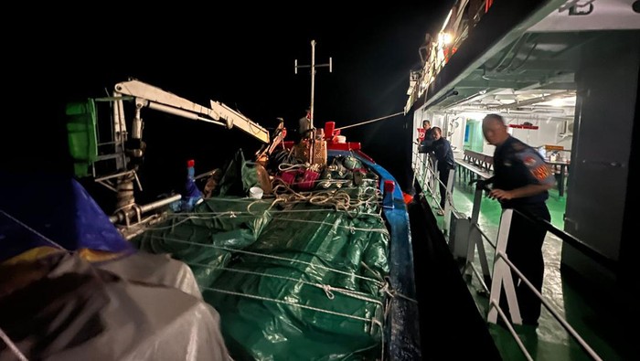 Kapal Motor (KM) Jaya Makmur 88 yang mengalami mesin mati dan hanyut terdampar di Pulau Pemanggil (Tioman)  Malaysia, sejak 12 Agustus 2023 berhasil dievakuasi dengan selamat.