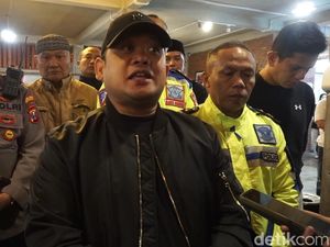 Evakuasi Penonton Karnaval Pacet Ditabrak Truk, Satu Polisi Tumbang