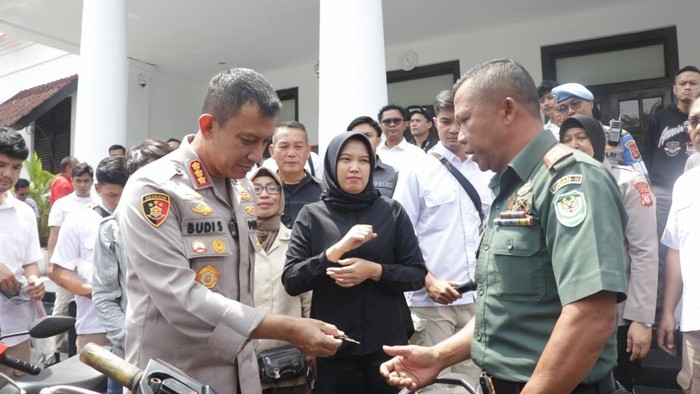 Kapolrestabes Bandung saat memberikan kunci motor kepada Kapten Asep Mulyana
