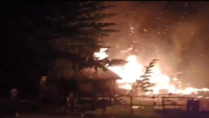 Tangkapan layar video kebakaran 14 warung di objek wisata Danau Sano Limbung, Desa Golo Lujang, Manggarai Barat, NTT, Jumat dinihari (25/8/2023).