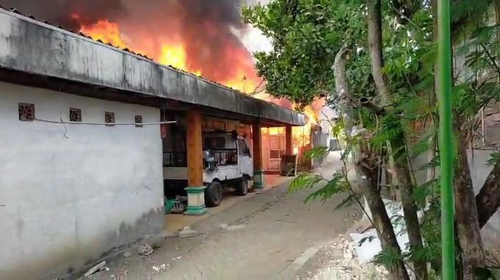 Kebakaran di Bojonegoro lahap 3 rumah kandang sapi dan pikap