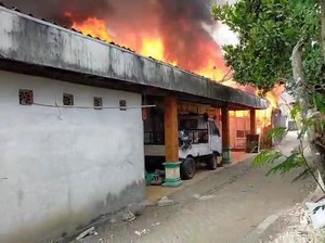 Kebakaran Hebat di Bojonegoro Lalap 3 Rumah, Kandang Sapi dan Pikap